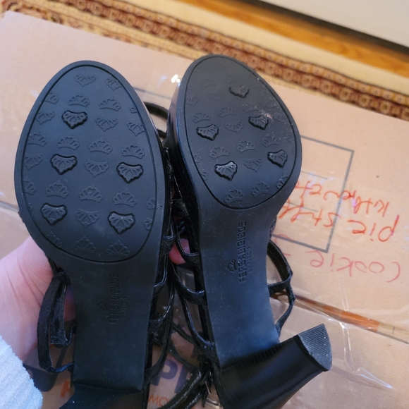 $7⭐️ Fergie Black Gladiator Sandals - Picture 5 of 8